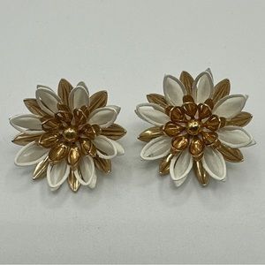 Vintage Sarah Coventry White & Gold 1960s Mod Daisy Clip On # 423